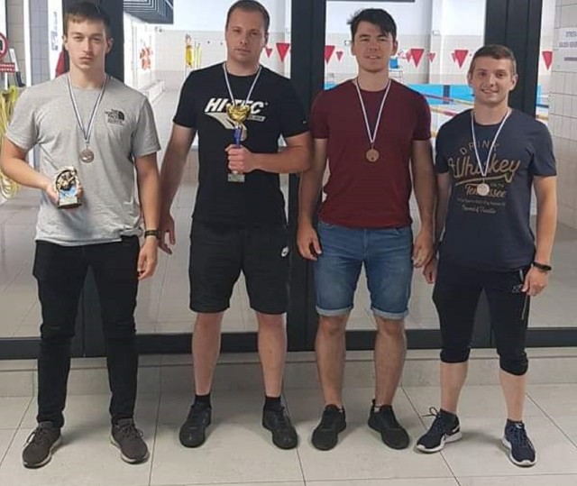 Ratownicy z PSP w Kaliszu z powodzeniem stratowali w mistrzostwach pływackich strażaków