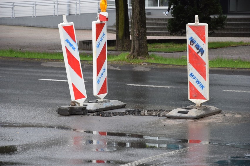 Uwaga! Dziura na środku ulicy Łaskiej w Zduńskiej Woli ZDJĘCIA