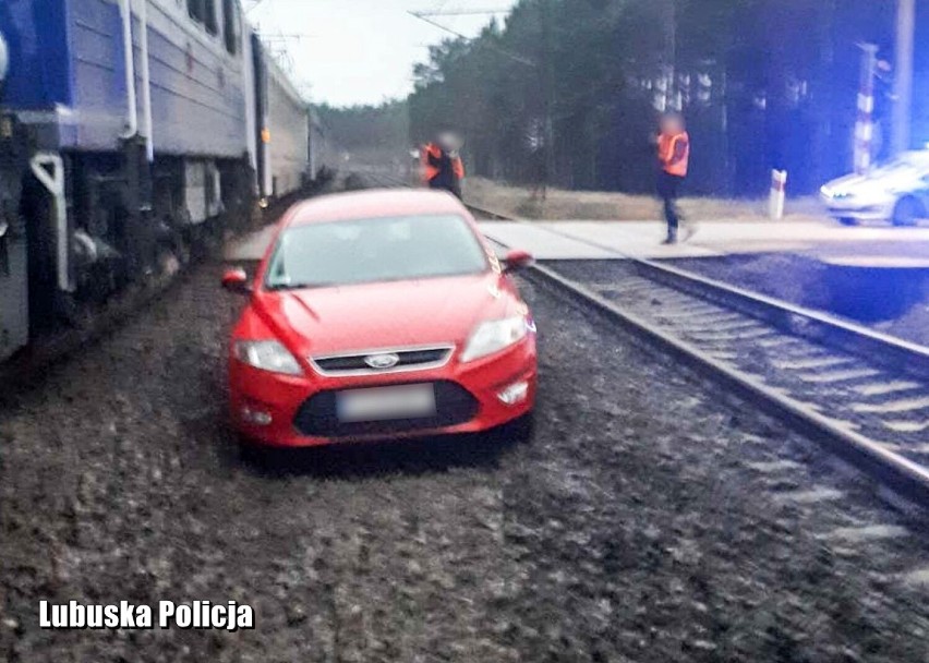 Samochód osobowy prawie zderzył się z pociągiem na...