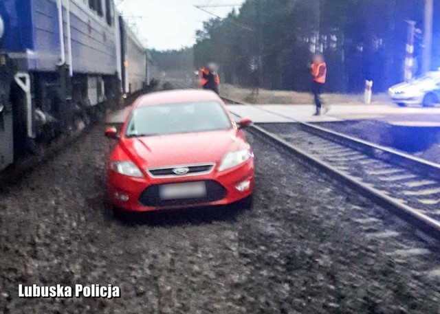 Samochód osobowy prawie zderzył się z pociągiem na przejeździe kolejowym w Pliszce.