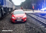 O włos od tragedii. Wjechał na przejazd kolejowy w Pliszce w momencie gdy nadjeżdżał pociąg...