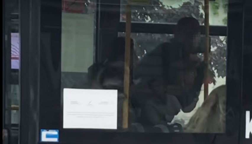 Bójka w autobusie na Placu Wolności w Rybniku [WIDEO]
