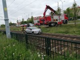 Wypadek w Gdańsku. Samochód wypadł z drogi i wpadł na tory tramwajowe na al. Havla. 9.06.2020 r. Są opóźnienia w ruchu komunikacji miejskiej