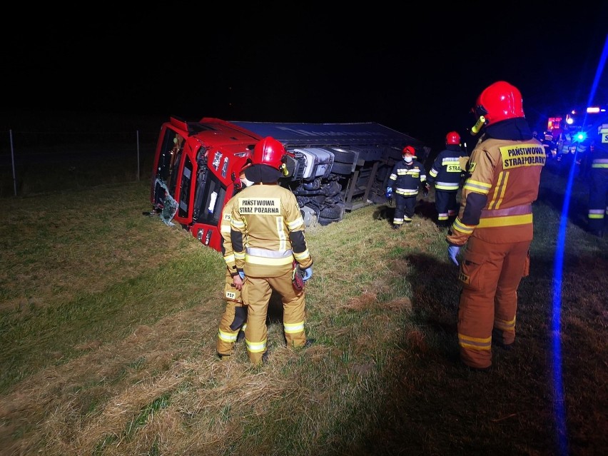 Wypadek na autostradzie A2. Przewrócił się ciągnik siodłowy z naczepą [ZOBACZ]