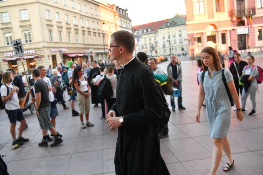  42. Warszawska Akademicka Pielgrzymka Metropolitalna. Na Jasną Górę wyruszyło niemal 2 tys. osób [ZDJĘCIA]