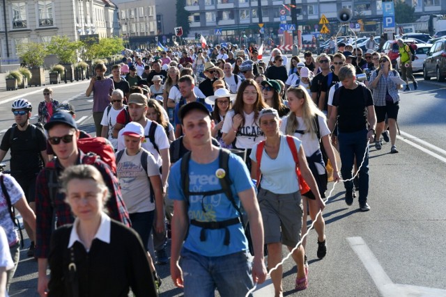 Niemal 2 tys. pielgrzymów wyruszyło z Warszawy na Jasną Górę w ramach 2. Warszawskiej Akademickiej Pielgrzymki Metropolitalnej