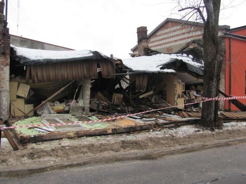 Myszków: Ściana starego domu zawaliła się na chodnik [FOTO]