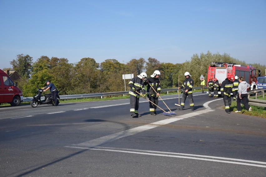 Wypadek na trasie Chełmno-Świecie. Motorowerzysta zderzył się z osobówką [zdjęcia]