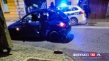 Brzesko. Pijany kierowca peugeota spowodował wypadek na ulicy Kościuszki, wjechał w znak drogowy w rejonie poczty [ZDJĘCIA]