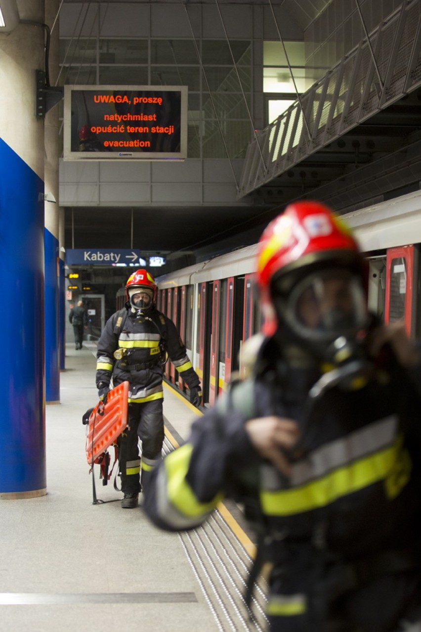 Pożar na stacji metra Marymont. Dym, ewakuacja i szybka...