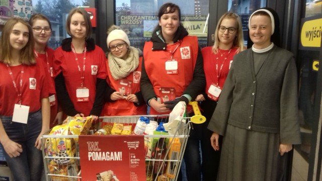 Działacze Szkolnego Koła Caritas działającego przy Szkole Podstawowej w Kowalewie Pomorskim zbierali żywność dla potrzebujących w sklepie Biedronka