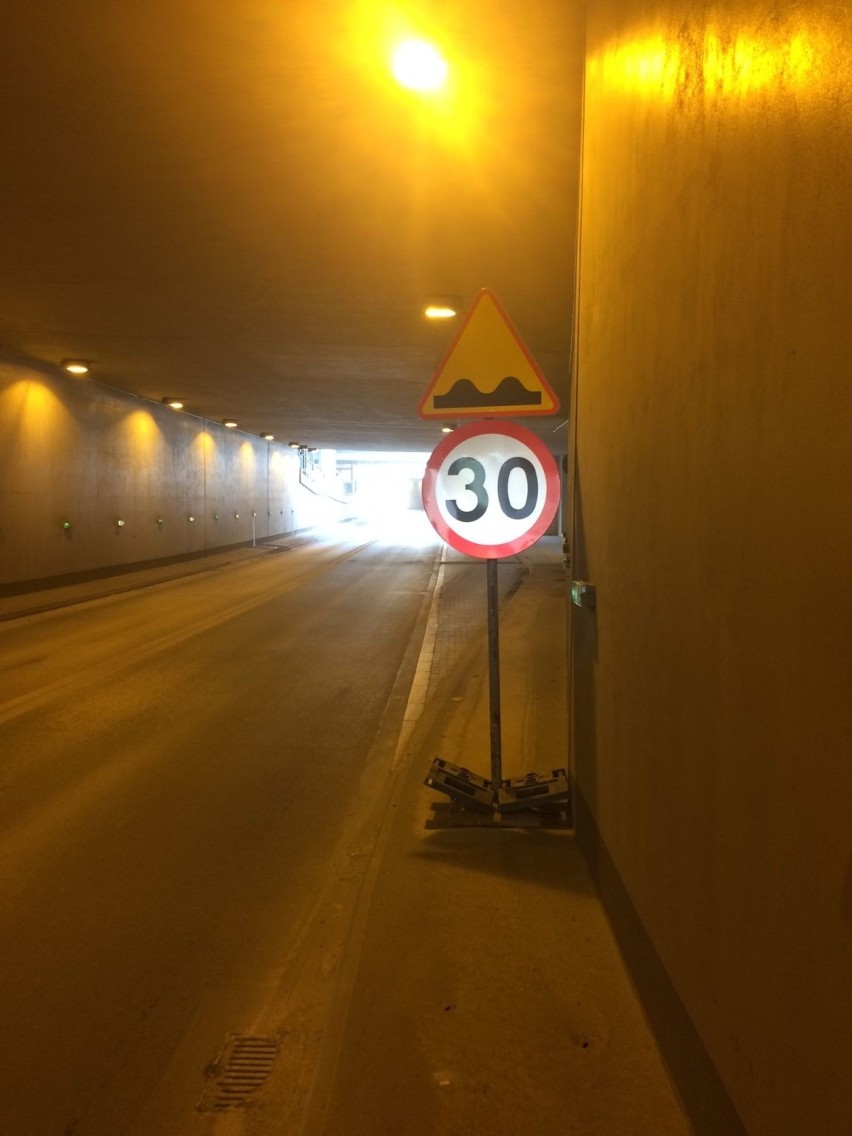 Poznań: Kierowcy alarmują, że w nowym tunelu na ul. Czechosłowackiej obniża się jezdnia [ZDJĘCIA]