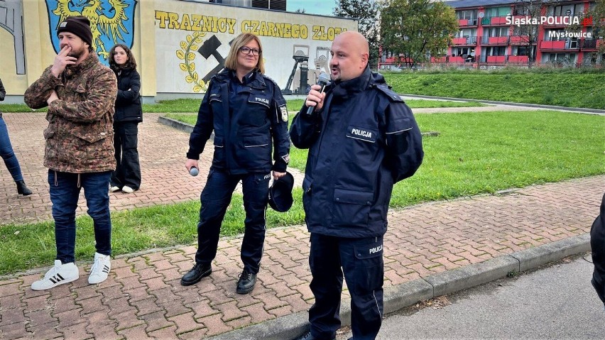 Przesuwaj zdjęcia w prawo - naciśnij strzałkę lub przycisk...