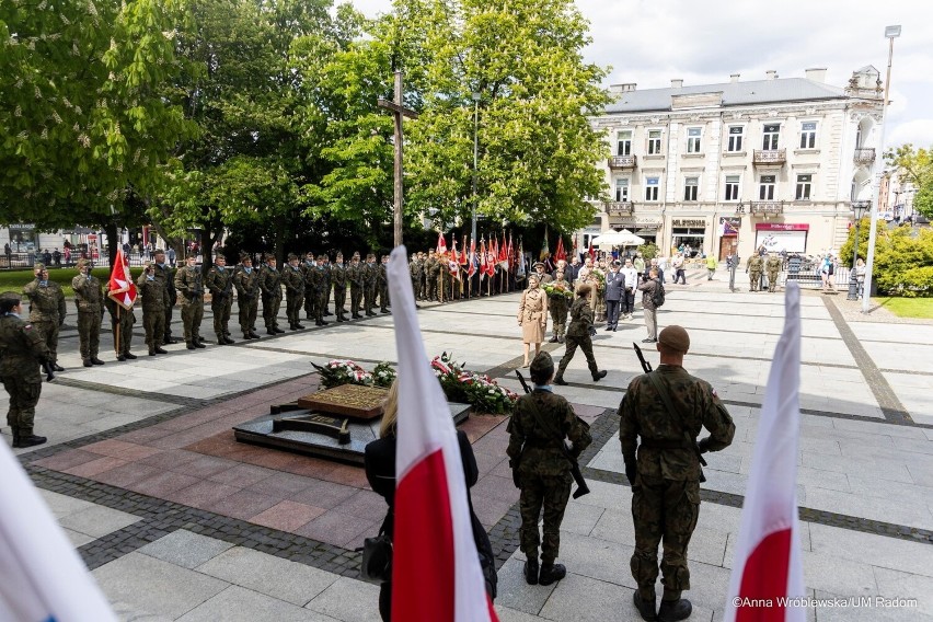 Dzień Zwycięstwa w Radomiu. Była msza, uroczysty apel i salwa honorowa przed płytą Grobu Nieznanego Żołnierza