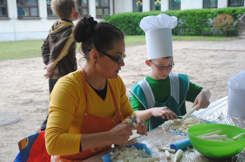 Bieżyń: podczas szkolnego festynu gotowali zupę szparagową