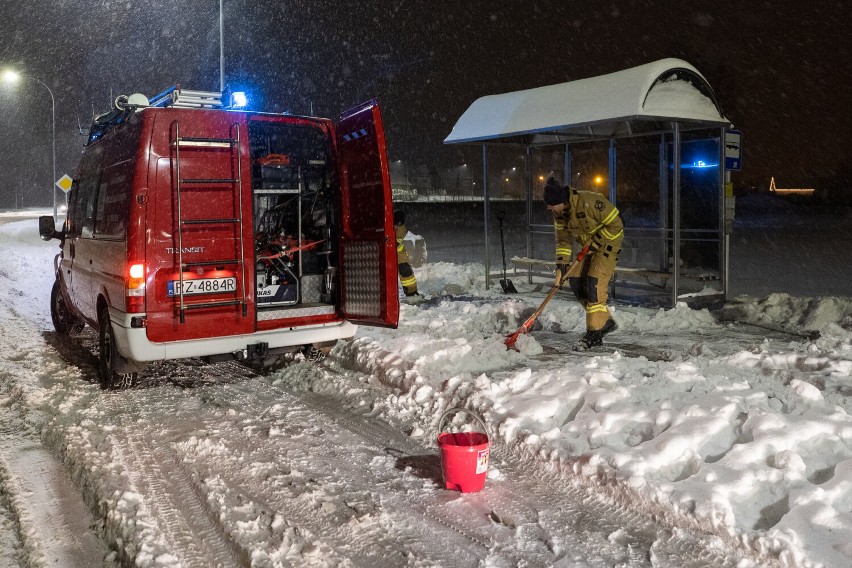 Strażacy ochotnicy pomagają w Rzeszowie w odśnieżaniu przystanków autobusowych i przejść dla pieszych