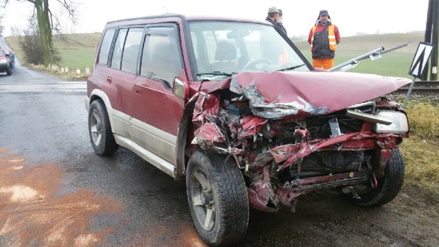 Wypadek w Białobłotach. Suzuki vitara zderzyło się z drezyną. Ranne zostały dwie osoby