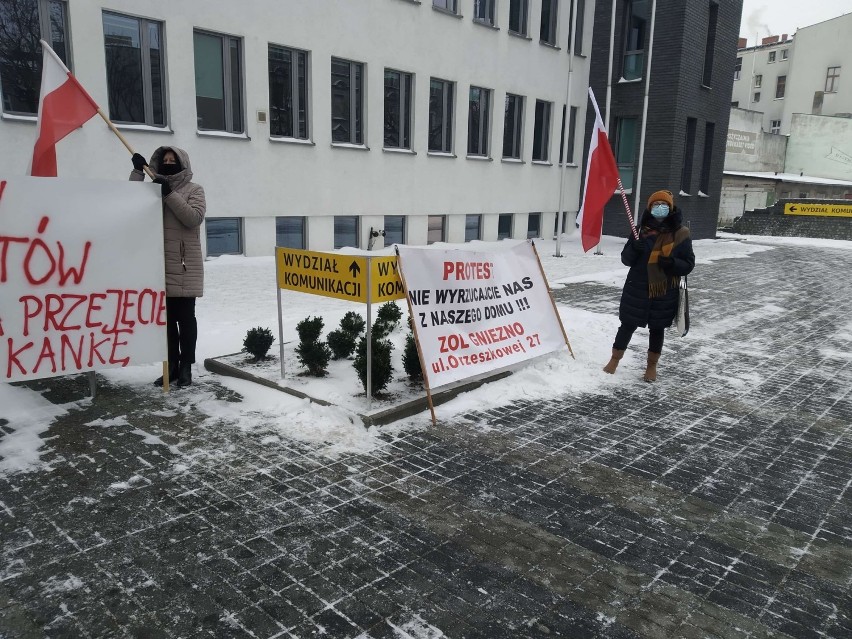 ZOL Gniezno. Rodziny pensjonariuszy nadal strajkują. Nie chcą żadnych zmian w zakładzie