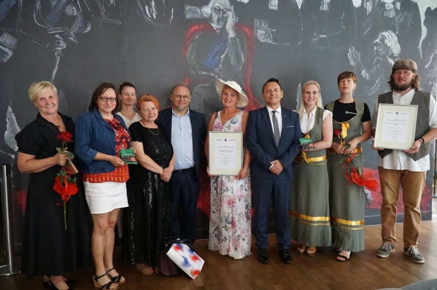 Pamiątkowe zdjęcia laureatów Rodzynki z pozarządówki