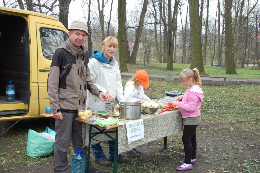 Mieszkańcy Mokrego sprzątali park na Sośniej Górze. Zebrali cztery przyczepy śmieci [ZDJĘCIA]