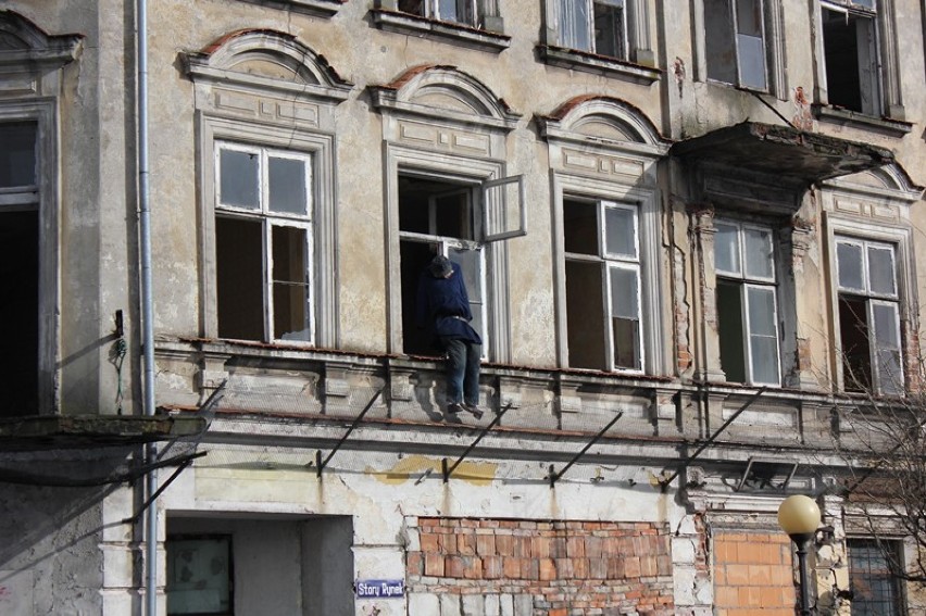 Kukła w oknie kamienicy