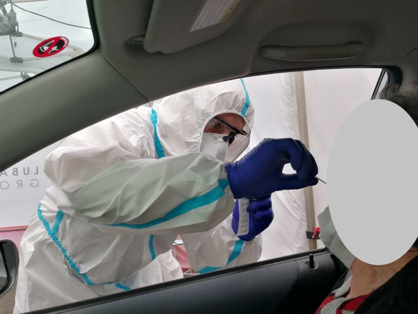 Gniezno: punkt pobrań na koronawirusa ze środka auta [FOTO, FILM]