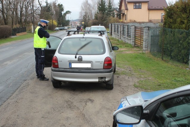 Tylko jednego dnia policjanci z Lipna skontrolowali 40 kierowców, aż 32 przekroczyło prędkość. Nie brakuje jednak osób, które siadają z kierownicę pod wpływem alkoholu lub narkotyków.  W weekend zatrzymali cztery takie osoby