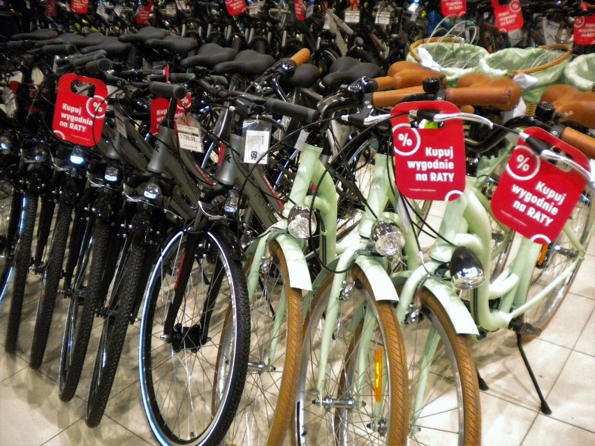 W sklepach nie brak ofert rowerów wyposażonych fabrycznie w...