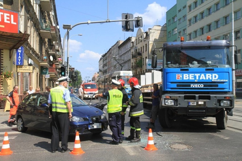 Wypadek na Jedności Narodowej we Wrocławiu. Zobaczcie zdjęcia [GALERIA] 