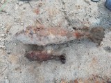 Dwa pociski moździerzowe z II wojny światowej znalezione w Krośnie Odrzańskim. Niewybuchy leżały na terenie jednostki wojskowej