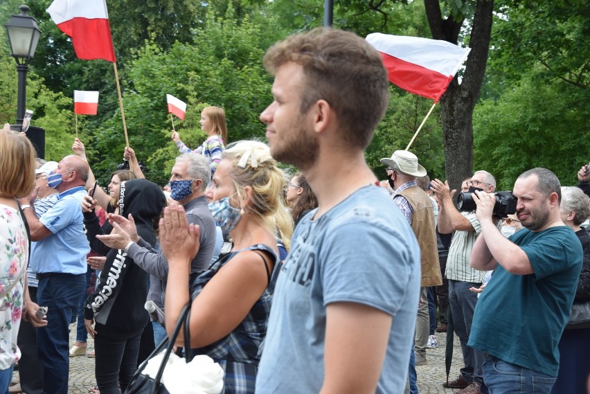 Prezydent Andrzej Duda w Suwałkach. Większość mieszkańców powitała go "Sto lat", ale byli też przeciwnicy [Zdjęcia]