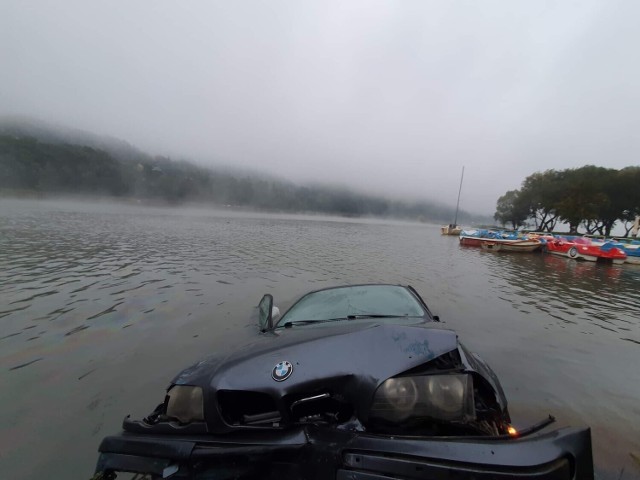 Kierowcy oraz pasażerowi BMW udało się samodzielnie opuścić pojazd, którym wpadli do jeziora.