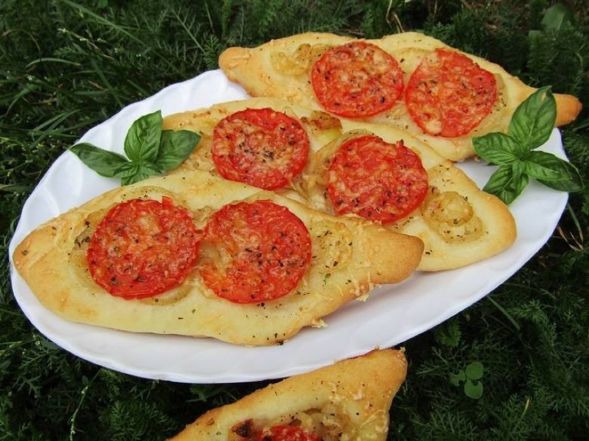 Szybka przekąska - pizzeriny z pomidorami i bazylią...
