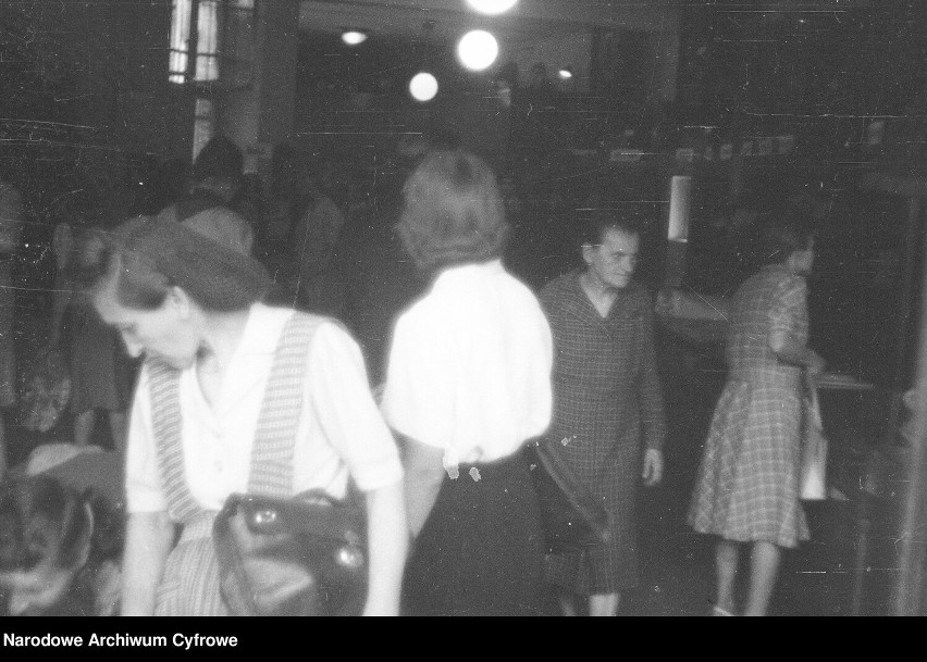 Katowice: mieszkańcy na zakupach w latach 50. XX wieku