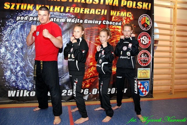 od lewej trener: sensej Daniel Tobjasz, Marta Chomicz, Justyna Cymerman i Amelia Cymerman