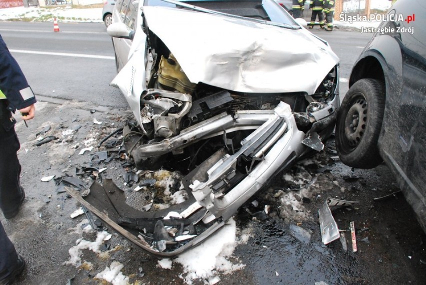 Jastrzębie-Zdrój: wypadek na Cieszyńskiej.  Fiat wyleciał z...