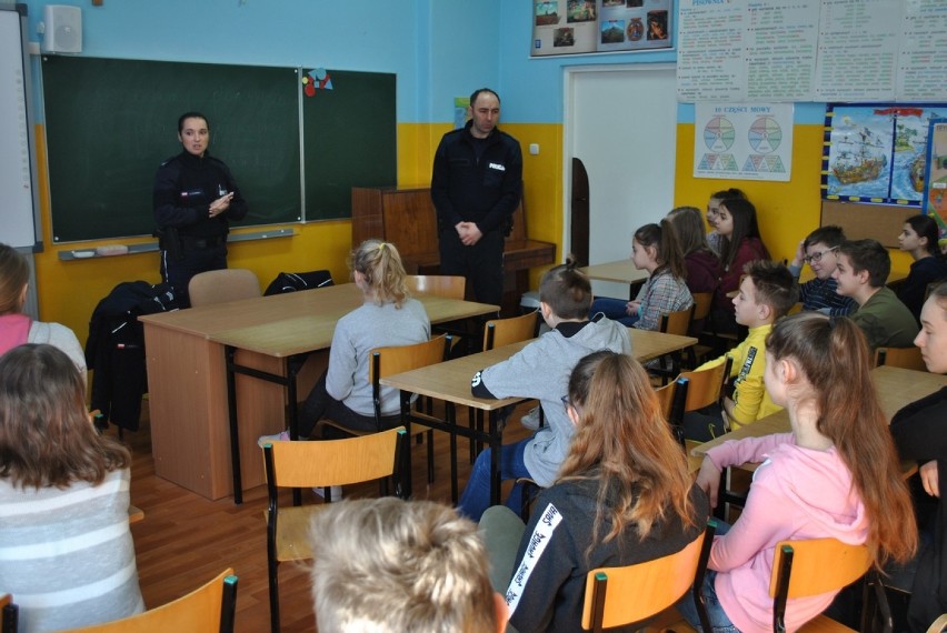 Dzielnicowi z Radziejowa spotkali się z uczniami w Szkole Podstawowej w Byczynie 