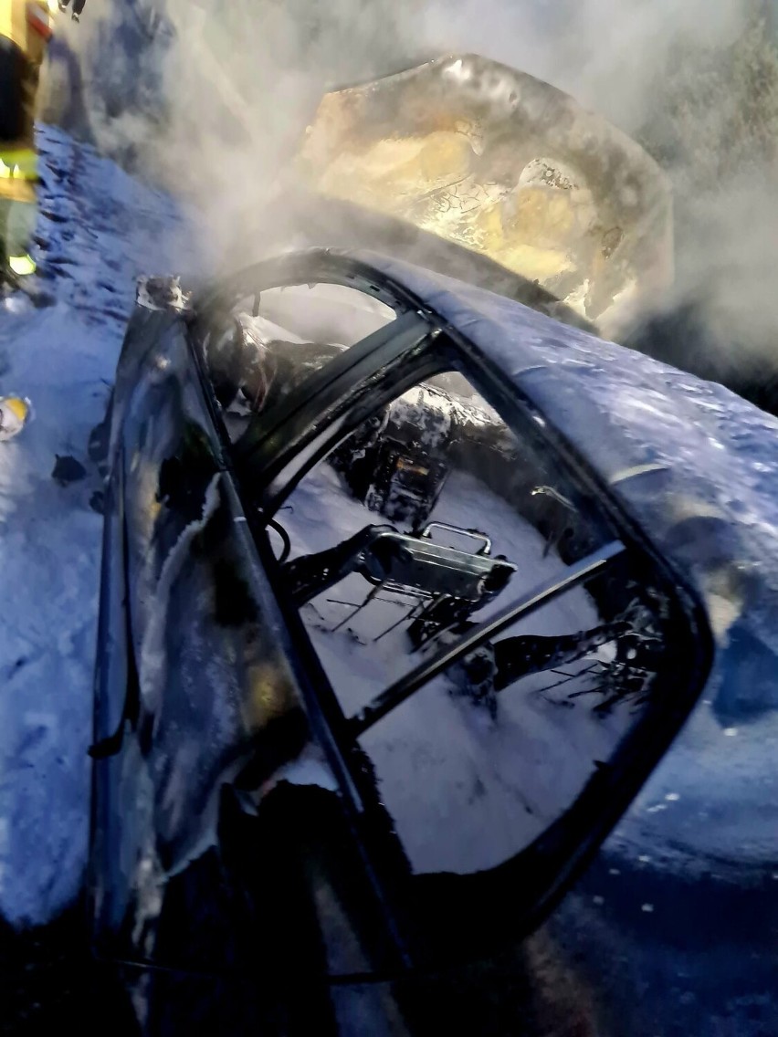 Pożar samochodu pod Damasławkiem. Auto zostało doszczętnie zniszczone 