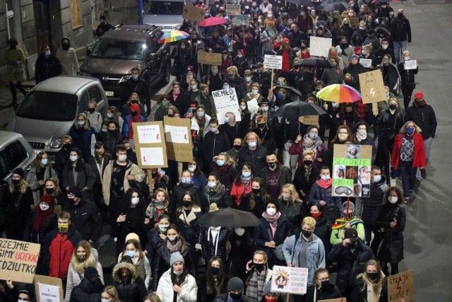 Sondaż: Polacy popierają protesty ws aborcji, ale nie wierzą w ich sukces