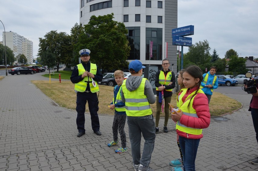Akcja policji w Piotrkowie: dzieci wręczały "żółte kartki"...