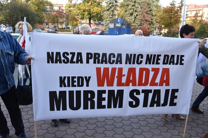 Częstochowa: Pikieta Solidarności pod Urzędem Miasta. Pracownicy pomocy społecznej chcą podwyżek [ZDJĘCIA]