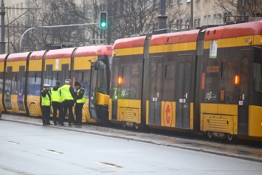 Wypadek Warszawa Śródmieście. Dwa tramwaje zderzyły się w centrum miasta. Są ranni, wstrzymano ruch