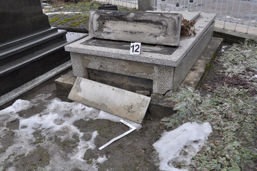 Hrubieszów: Zniszczyli samochód i zdewastowali groby