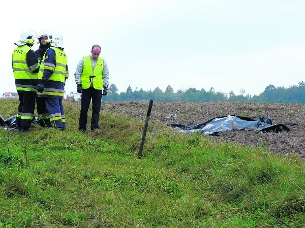 Pilot  oraz  pasażerka  wypadli z samolotu około 150 metrów nad ziemią. Zginęli na miejscu