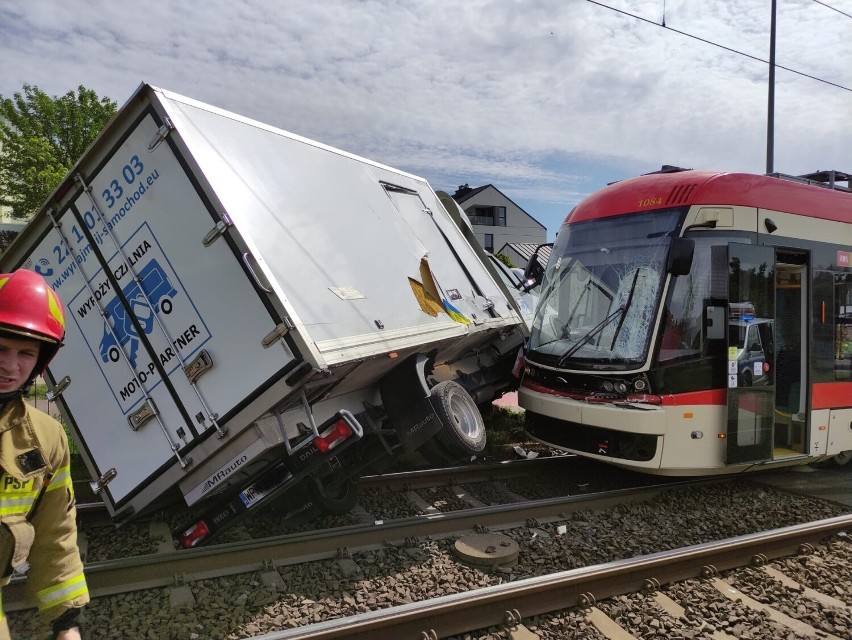 Gdańsk. Zderzenie tramwaju z samochodem dostawczym, 24.05.2022. Występują utrudnienia w komunikacji. Na miejscu działają służby ZDJĘCIA