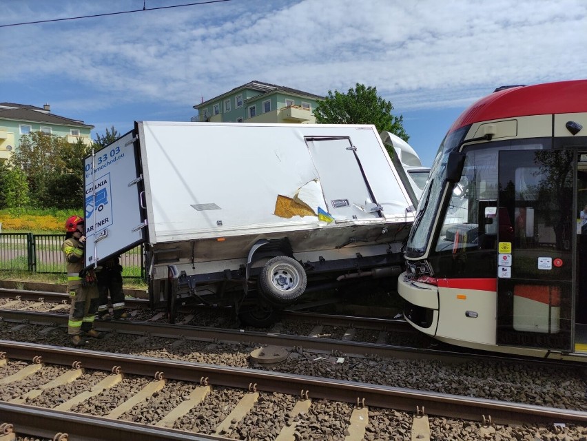 Gdańsk. Zderzenie tramwaju z samochodem dostawczym, 24.05.2022. Występują utrudnienia w komunikacji. Na miejscu działają służby ZDJĘCIA