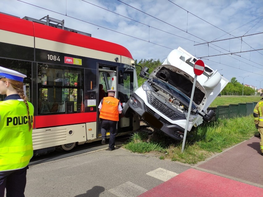 Gdańsk. Zderzenie tramwaju z samochodem dostawczym, 24.05.2022. Występują utrudnienia w komunikacji. Na miejscu działają służby ZDJĘCIA