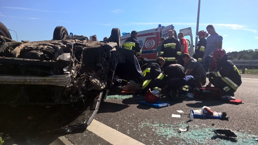 Osobowe subaru wjechało z dużą prędkością na barierki przed...