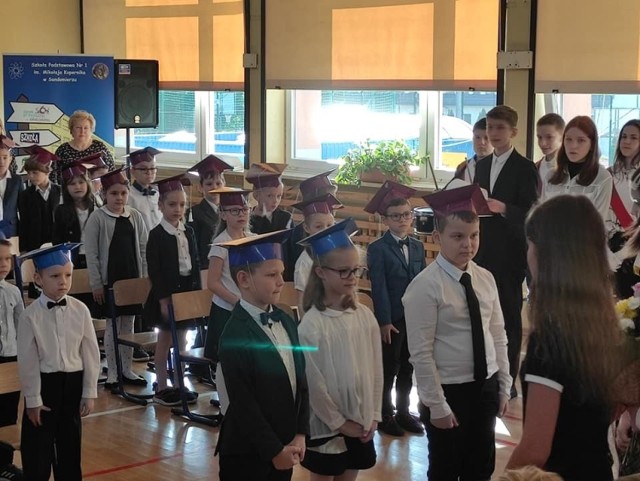 Aż 60 uczniów rozpoczęło w tym roku naukę w Szkole Podstawowej nr 1 w Sandomierzu. Przyjęcie do grona społeczności szkolnej odbyło się podczas uroczystego ślubowania i pasowania.