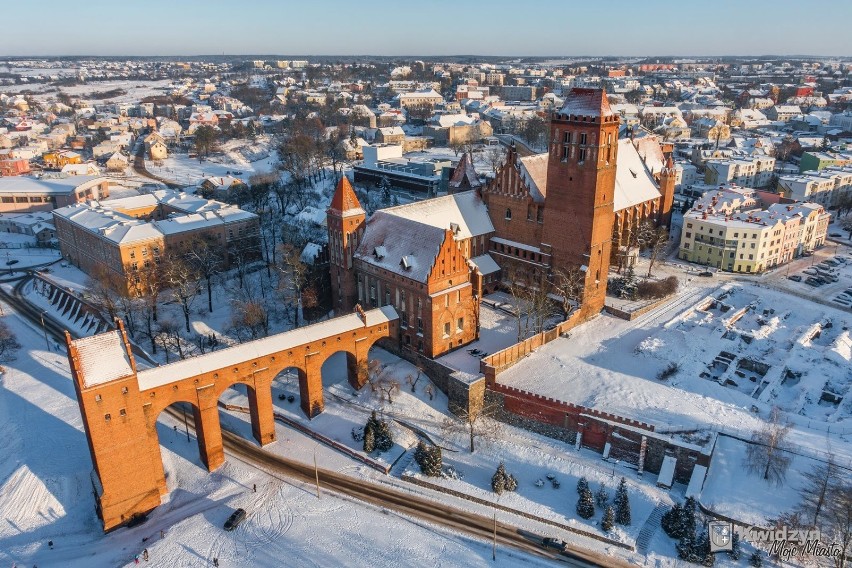 Zima w Kwidzynie. Zaśnieżone miasto widziane z drona [ZDJĘCIA]